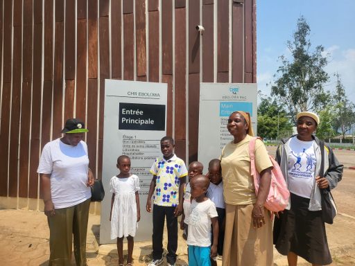 L'arrivée au CHRE: Les enfants, leur maman Soeur Simone, les membres de Abongo