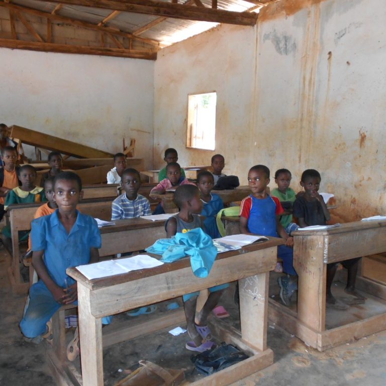 Dans une classe à l’école publique d’Élig-Zogo.