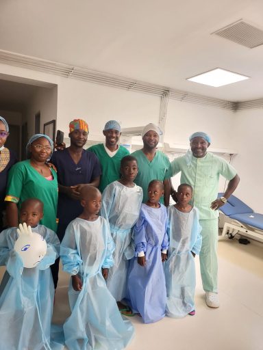 Avant l'entrée aux blocs opératoires. Les enfants et les 2 équipes de chacun des blocs