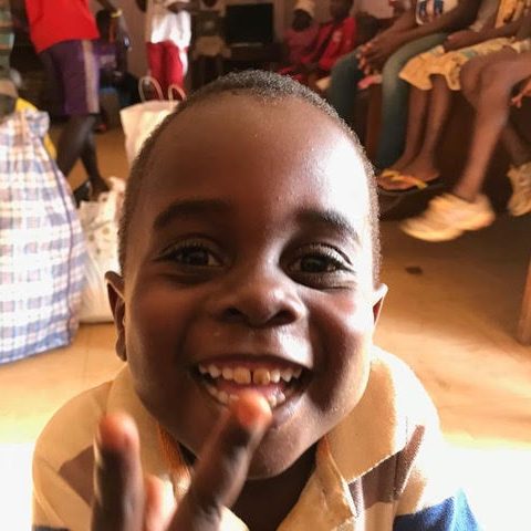 Jeune garçon souriant Jeune garçon bénéficiaire du soutien de l’association Abongo au Cameroun.