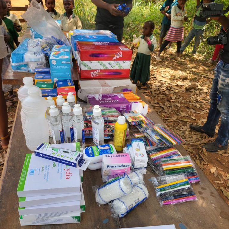 Dons de matériels et produits d'hygiène.