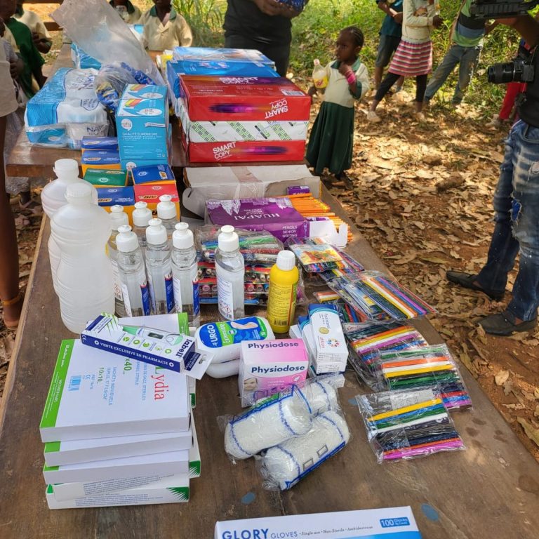 Janv. 2024 – Remise de matériel scolaire et d’une boîte à pharmacie d’urgence à l’école d’Élig-Zogo, à Saa.