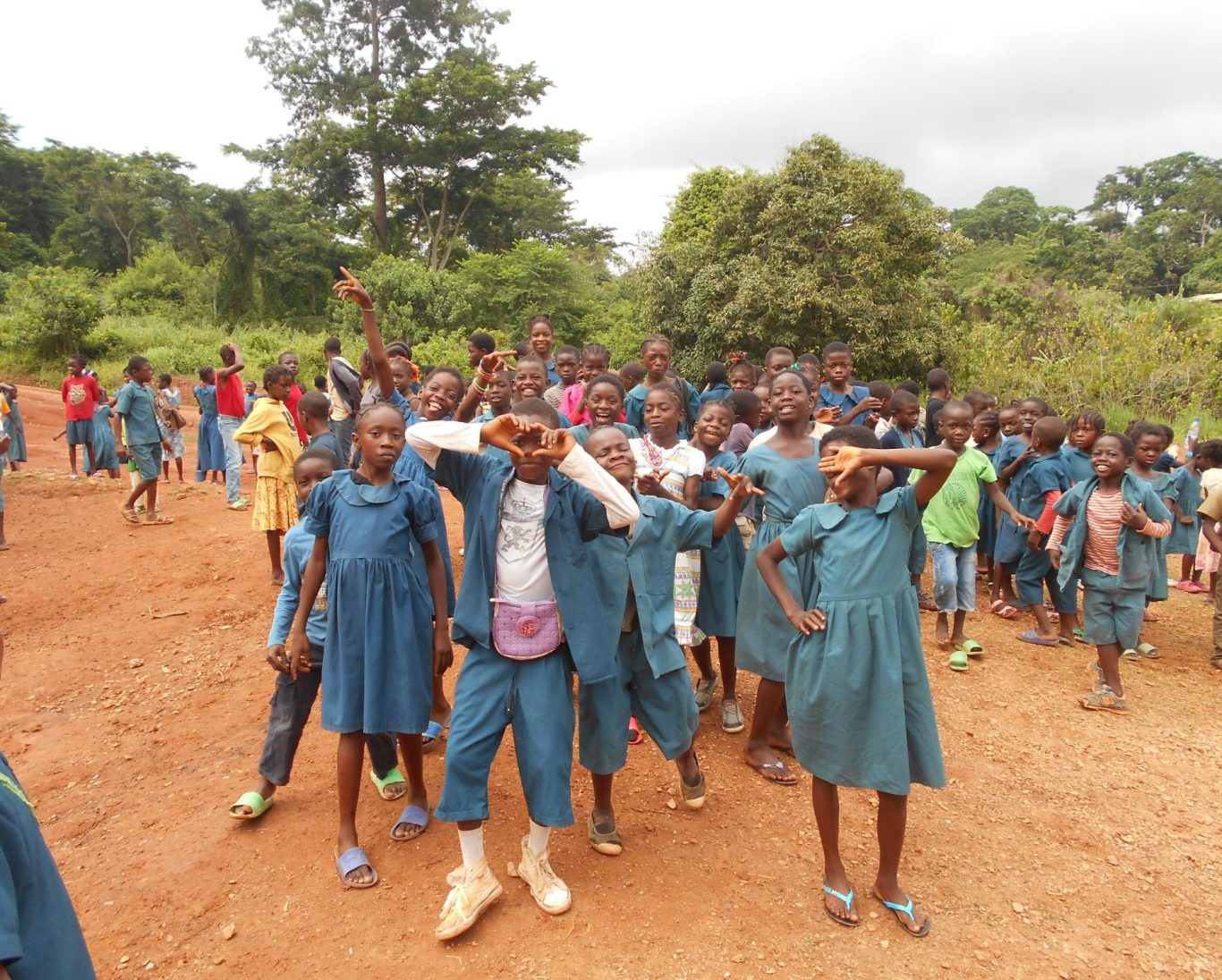 Jeunes enfants Jeunes enfants camerounais bénéficiant du soutien de l’association Abongo