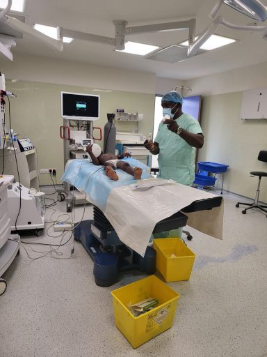 L'anesthésiste avec le 1er enfant dans le 1er bloc bloc opératoire